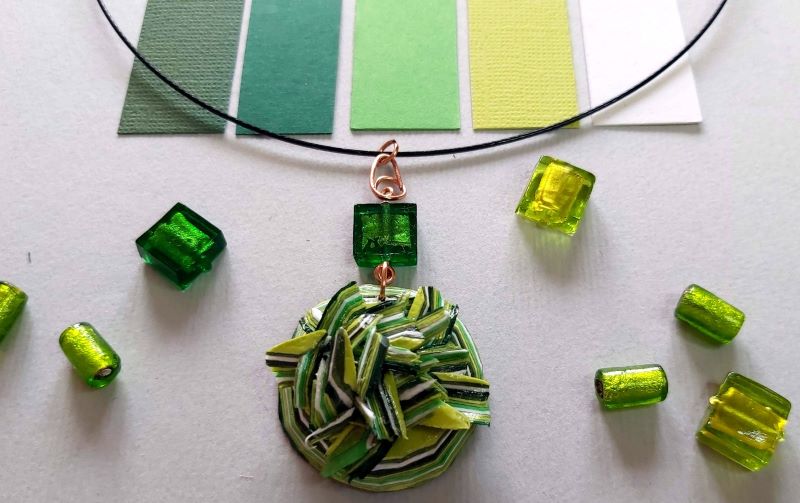 quilling-ciondolo con gemma di carta nei colori del verde e perla di vetro di Murano