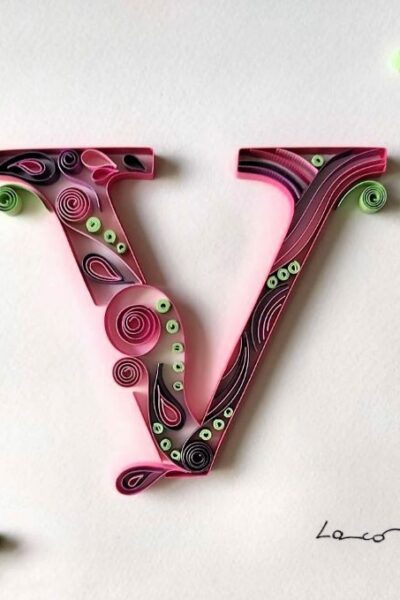 Lettera V in stampatello Maiuscolo realizzata con la tecnica del quilling