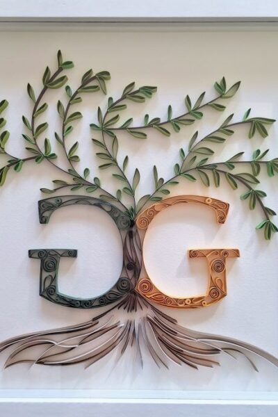 quadro realizzato con la tecnica del quilling, albero della vita e le iniziali che si intrecciano nei colori naturali