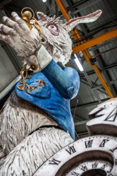 dettagli del bianconiglio del carro di Matteo Raciti per il carnevale di Viareggio 2025