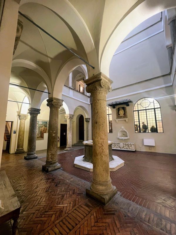 Bellissima corte con un pozzo centrale e i piani a vista della Pinacoteca di siena, il mio museo del cuore a km. zero