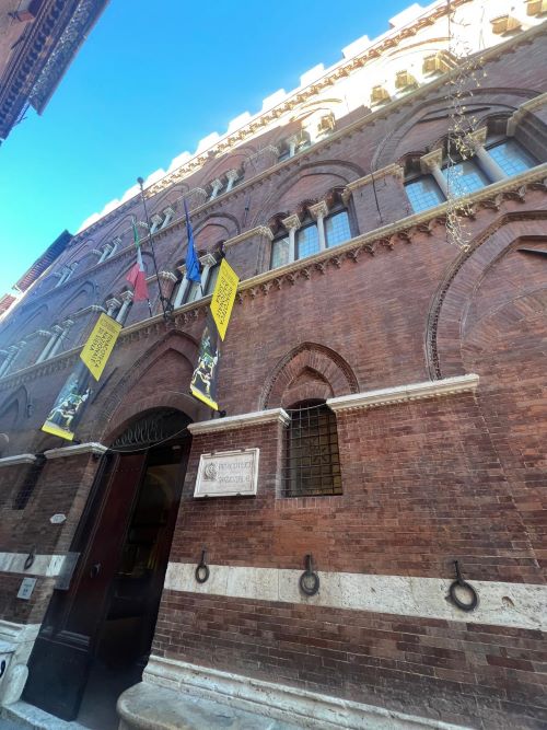 Entrata della Pinacoteca di Siena, al centro della città e a due passi dal Duomo di Siena