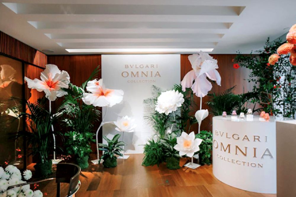 allestimento realizzato da Monica dal Molin con fiori di carta giganti in carta crespa e cartoncino per un evento Allestimento con fiori giganti in carta crespa creati dall'anima visionaria di Mponica Dal Molin