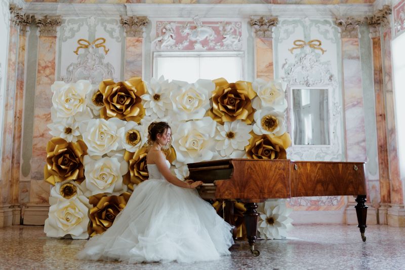 fondale con rose e fiori misti in cartoncino perfetto per cerimonie ed eventi, realizzato da Incartesimi fondale realizzato con rose e fiori misti in cartoncino. Perfetto per eventi e cerimonie da Incartesimi