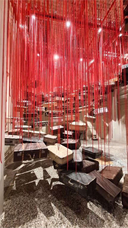 Chiharu Shiota al MAO di Torino, Accumulazione: alla ricerca della destinazione. Valigie, motore e corda rossa.