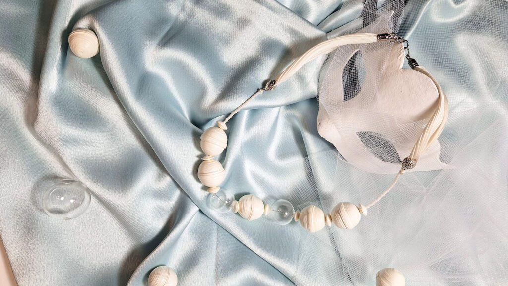 collana della collezione Luna di lacoart, realizzata con perle di carta di velluto bianche e perle di vetro di Murano trasparenti. 