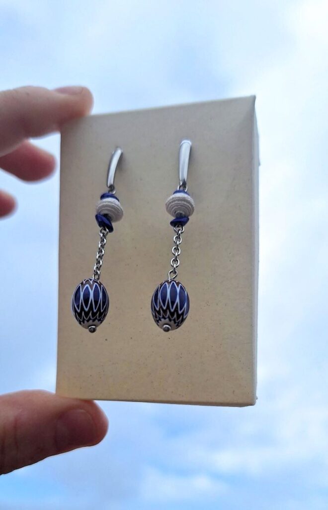 Orecchini creati da lacoart, con perle "rosette" di vetro di Murano e perle di carta