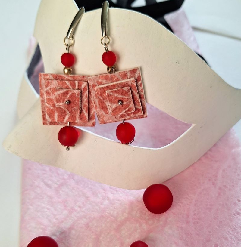 Orecchini realizzati a mano con carta Washi e perle di vetro di Murano
