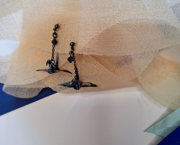 piccoli orecchini realizzati  con la tecnica dell'origami
