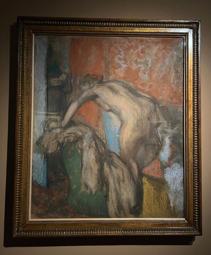disegno a pastello e carboncino di Edgar Degas. Il pittore si concentra nell'azione della donna nell'atto di uscire dalla tinozza dopo aver fatto il bagno.