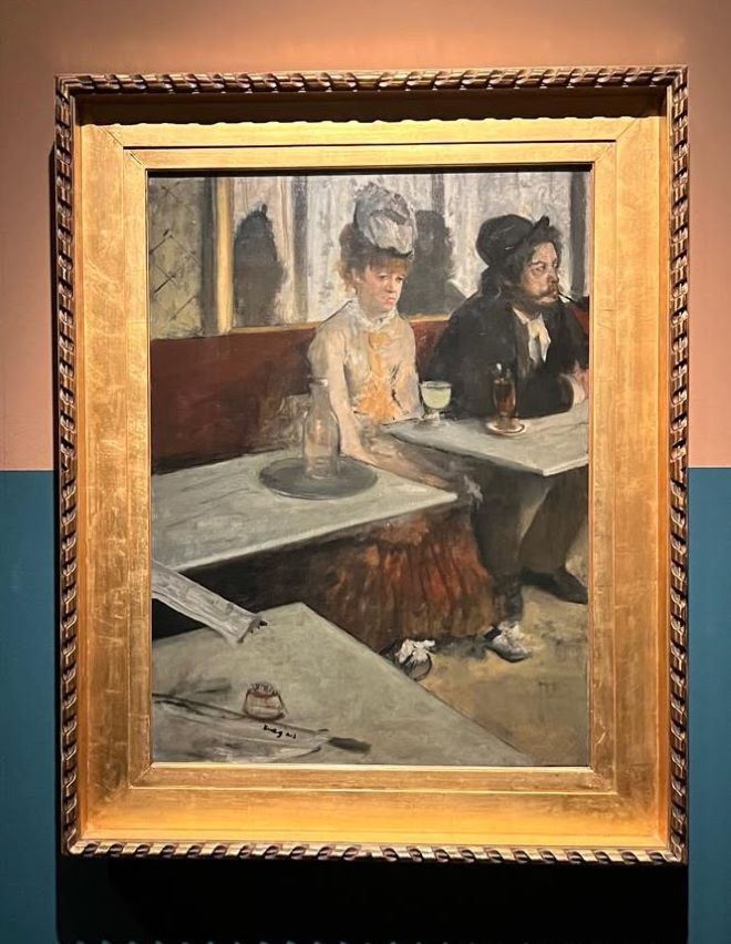 Edgar Degas ritrae due soggetti all'interno del café Nouvelle Athene. C'è una grande ricerca psicolgica che rivela la incomunicabiltà dei soggetti nonostante la vicinanza fisica
