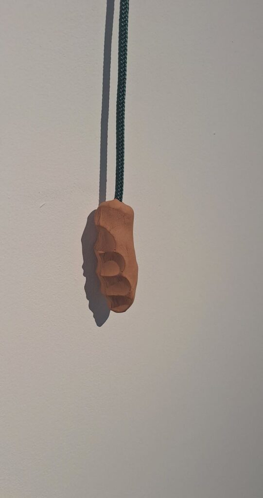 oggetti scultorei in argilla. Ingrid Hora, Cloud Catchers