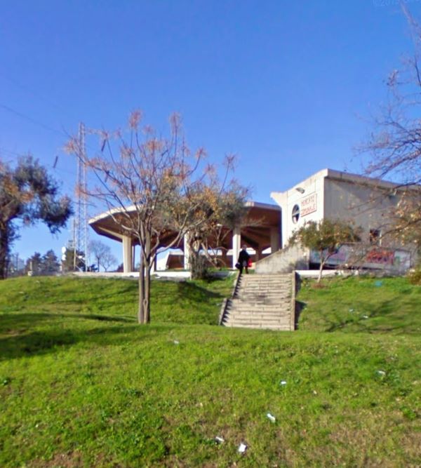 il mercato rionale di Termoli ora MACTE, una struttura circolare con colonne e una copertura solo superiore